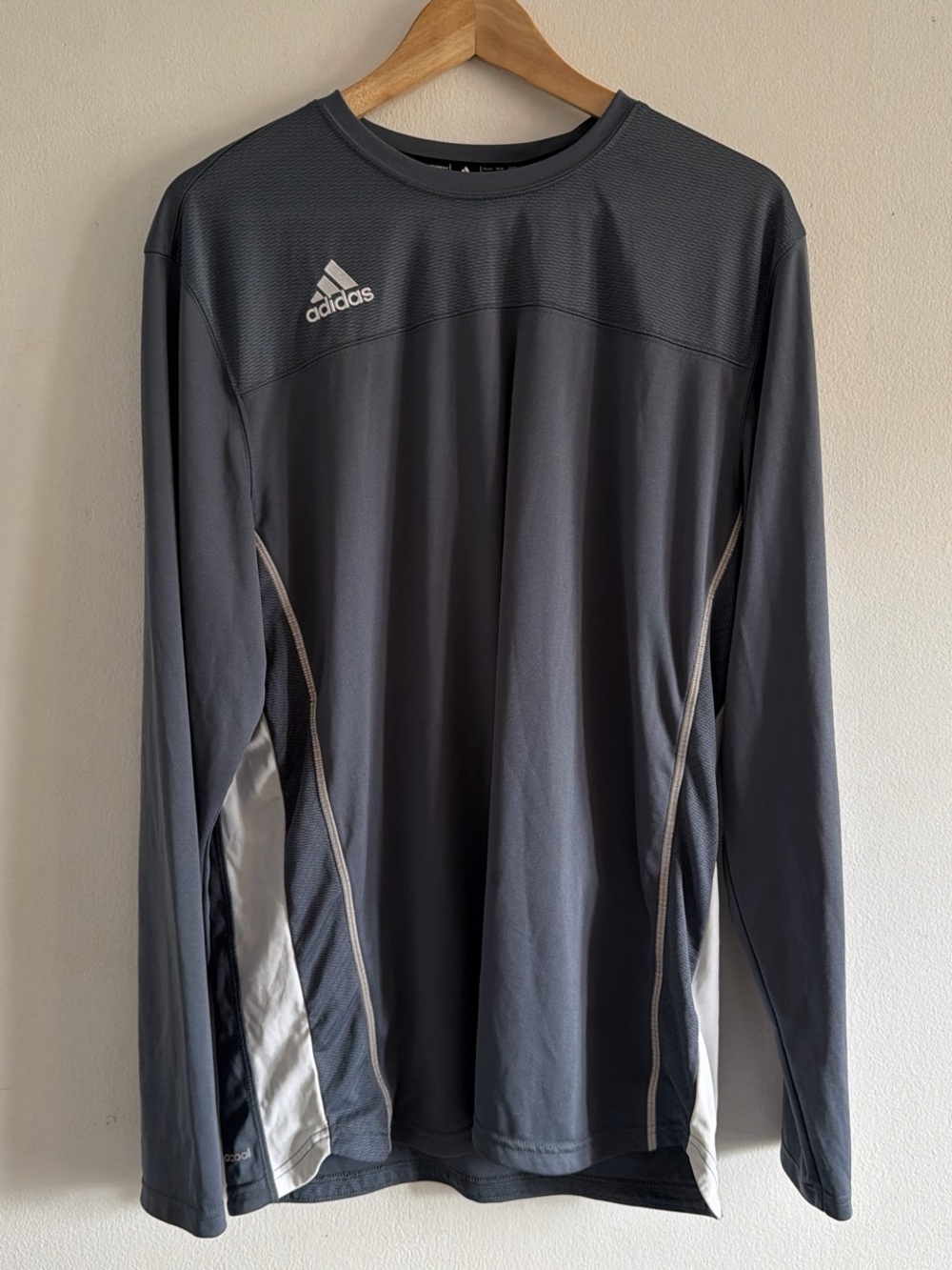 Vintage 2000s baggy adidas training basketball long sleeve